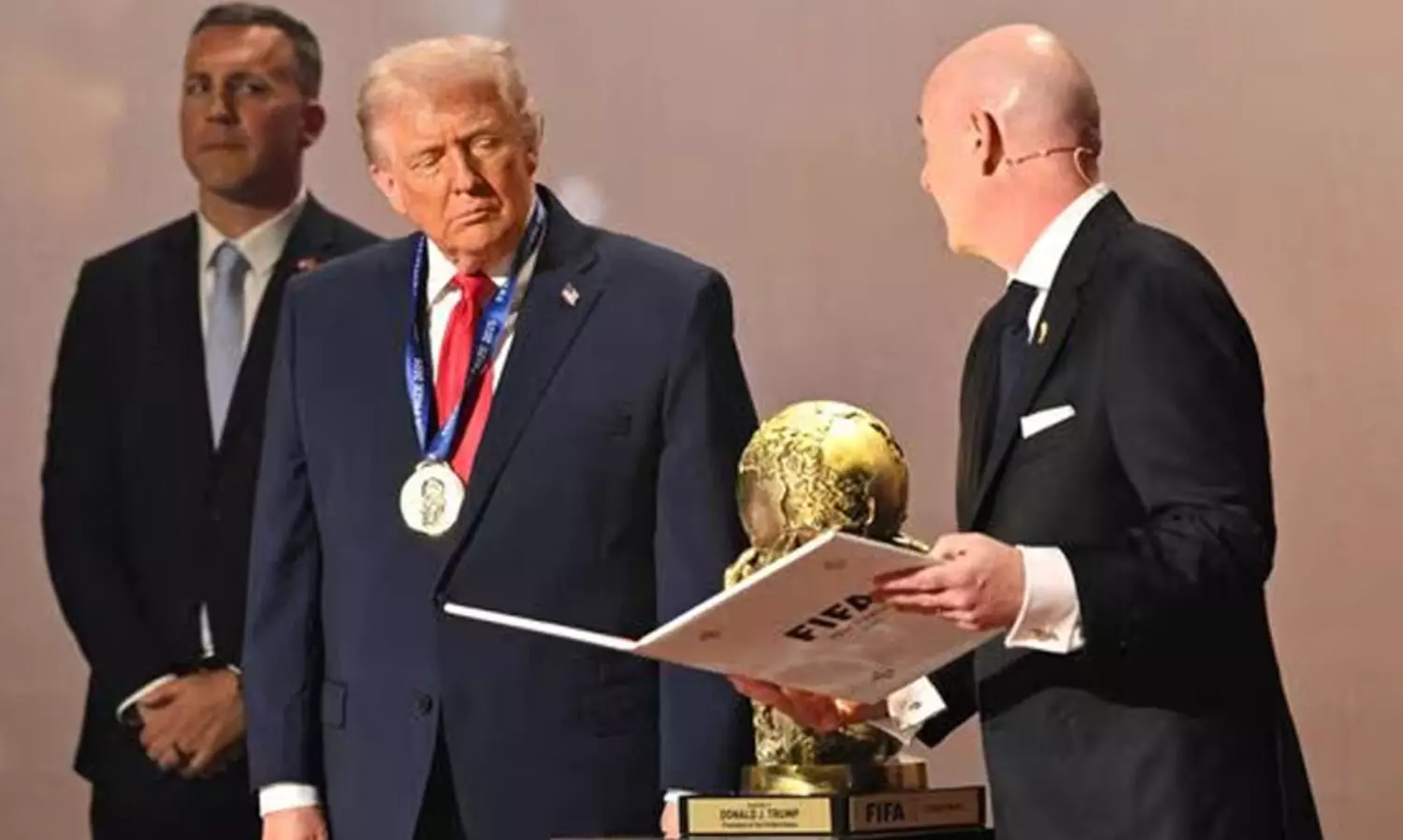 ‘ഫിഫ പീസ് പ്രൈസ്’ ഡോണൾഡ് ട്രംപിന് സമ്മാനിച്ചു