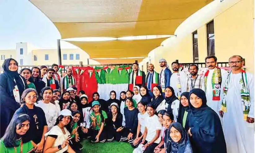 യു.എ.ഇ ദേശീയ ദിനം: കൈകൊണ്ട് പതാക നെയ്ത് വിദ്യാര്‍ഥികള്‍