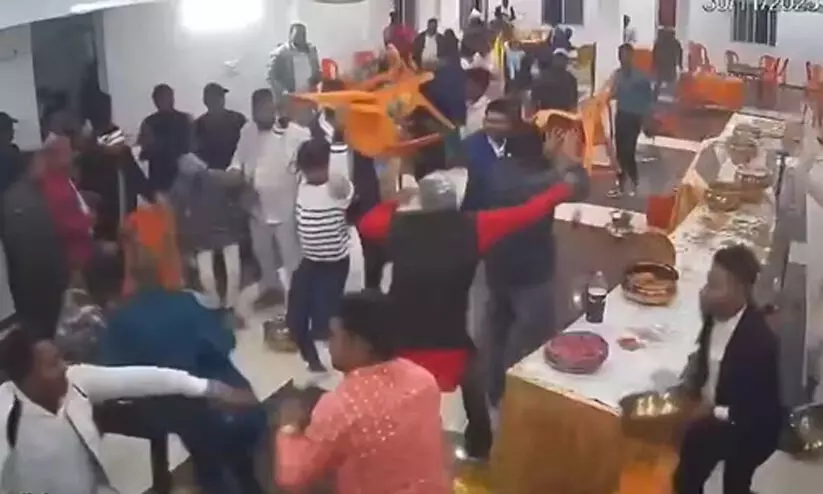 രസഗുളയെ ചൊല്ലി തർക്കം; ബിഹാറിൽ വിവാഹപന്തലിൽ കൂട്ടത്തല്ല് -VIDEO രസഗുളയെ ചൊല്ലി തർക്കം; ബിഹാറിൽ വിവാഹപന്തലിൽ കൂട്ടത്തല്ല് -VIDEO