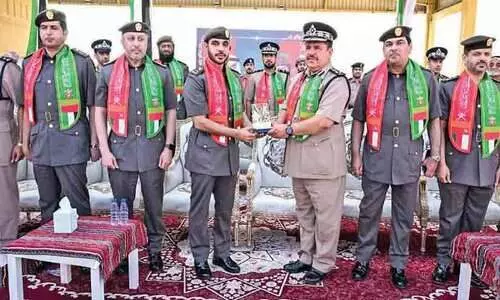 യു.എ.ഇ ദേശീയദിനം വർണാഭമാക്കി ഒമാൻ പൊലീസ് യു.എ.ഇ ദേശീയദിനം വർണാഭമാക്കി ഒമാൻ പൊലീസ്