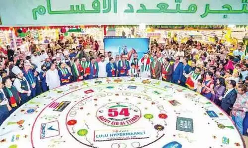 ദേ​ശീ​യ​ദി​ന​ത്തി​ൽ 2000 കി​ലോ​യു​ടെ കേ​ക്ക്​ നി​ർ​മി​ച്ച്​ ലു​ലു