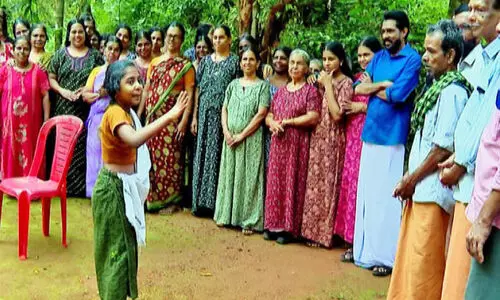 അച്ഛനുവേണ്ടി വോട്ടുതേടി നാലാം ക്ലാസുകാരി