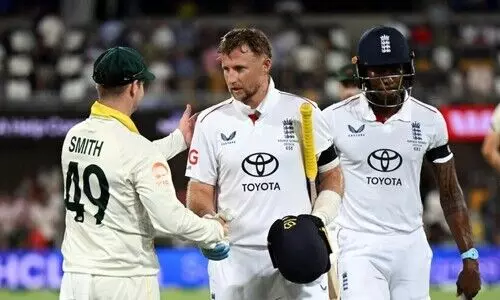 അപരാജിതനായി റൂട്ട്, ആറ് വിക്കറ്റ് പിഴുത് സ്റ്റാർക്ക്; ഇംഗ്ലണ്ട് 334ന് പുറത്ത്, മറുപടി ബാറ്റിങ്ങിൽ ഹെഡിനെ നഷ്ടമായി ഓസീസ്