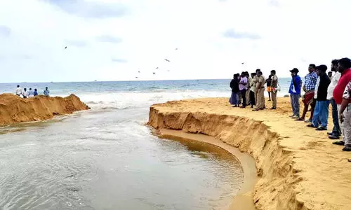 മുതലപ്പൊഴിയിൽ അഴിമുഖത്തും ചാനലിലും മണ്ണ്‌ നീക്കം ദ്രുതഗതിയിലെന്ന്‌ കലക്‌ടർ