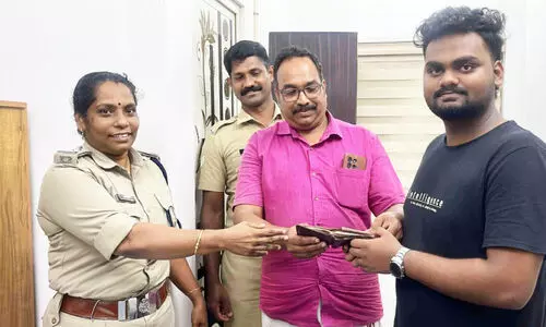 കളഞ്ഞുകിട്ടിയ പഴ്സ് ഉടമക്ക് നൽകി ഓട്ടോ ഡ്രൈവർ മാതൃകയായി