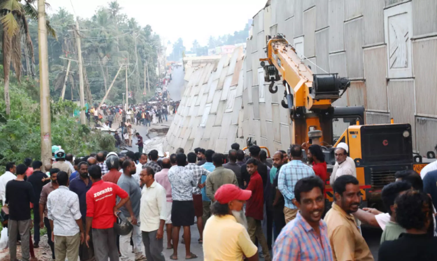 കൊല്ലം ദേശീയപാത തകർച്ച: അപകടമറിഞ്ഞ് ഓടിക്കൂടി ജനം