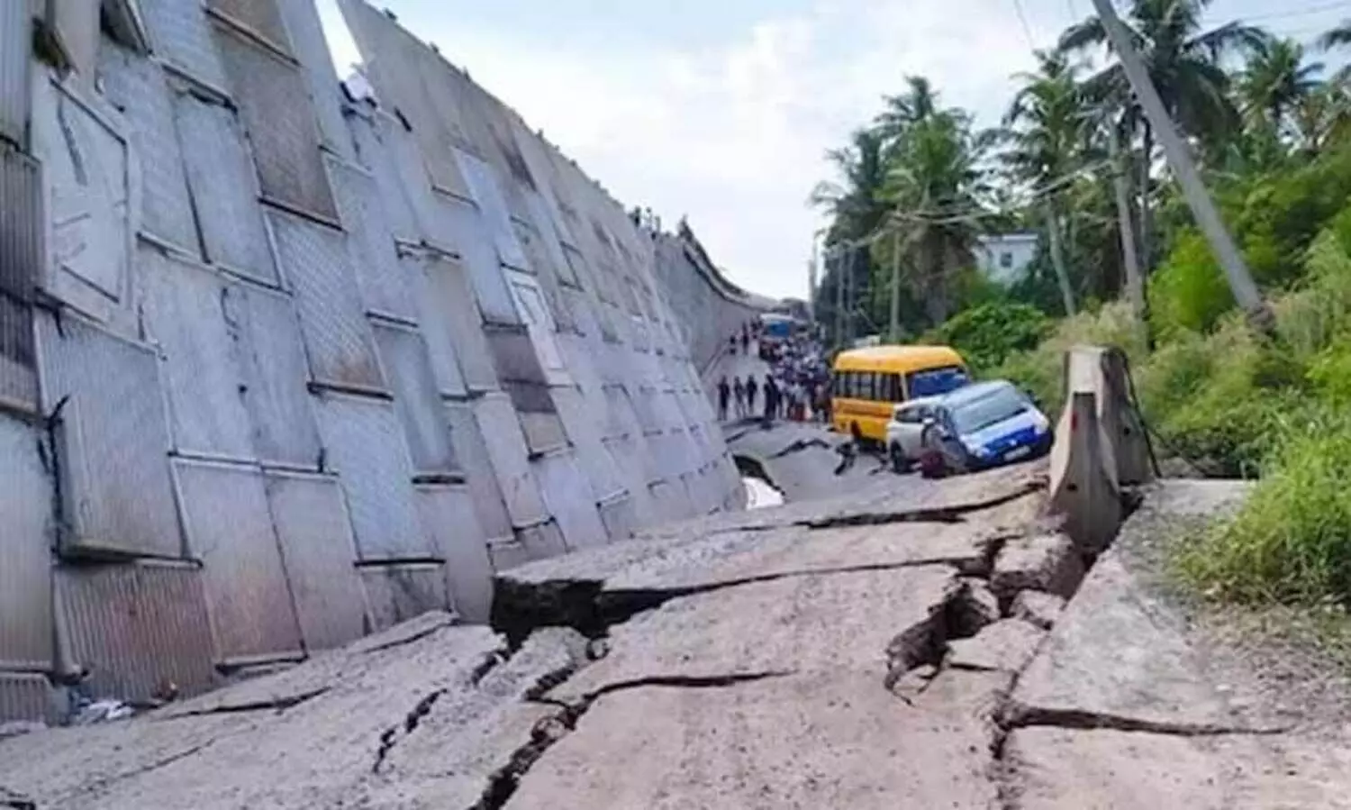 കൊല്ലത്തെ ദേശീയപാത ദുരന്തം: വിദഗ്ധ സംഘം അന്വേഷിക്കും; കരാർ കമ്പനിക്ക് താൽകാലിക വിലക്ക്