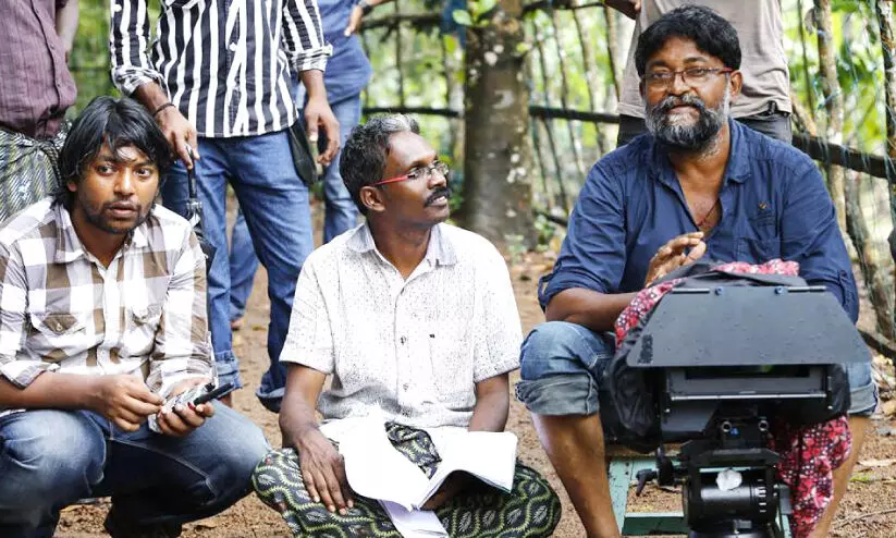 ഡോ. ബിജു ഷൂട്ടിങ്ങിനിടെ ഛായാഗ്രാഹകൻ എം.ജെ. രാധാകൃഷ്ണനൊപ്പം