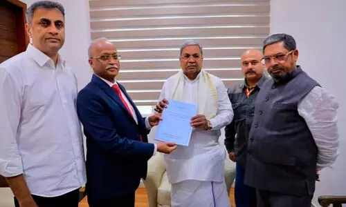 കോവിഡ് ബാധിതരുടെ കൂട്ടമരണത്തിന് കാരണം അധികൃതരുടെ വീഴ്ച; കമീഷൻ മുഖ്യമന്ത്രിക്ക് റിപ്പോർട്ട് സമർപ്പിച്ചു കോവിഡ് ബാധിതരുടെ കൂട്ടമരണത്തിന് കാരണം അധികൃതരുടെ വീഴ്ച; കമീഷൻ മുഖ്യമന്ത്രിക്ക് റിപ്പോർട്ട് സമർപ്പിച്ചു