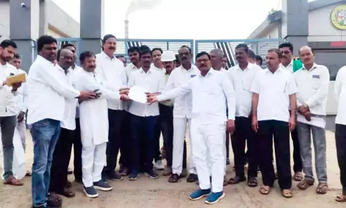 മിനിമം താങ്ങുവില ആവശ്യപ്പെട്ട് കരിമ്പ് കർഷകരുടെ പ്രതിഷേധം