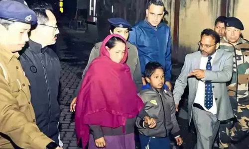 ബംഗ്ലാദേശിലേക്ക് നാടുകടത്തിയ ഇന്ത്യൻ പൗരത്വമുള്ള ഗർഭിണിയെയും മകനെയും തിരികെ എത്തിച്ചു