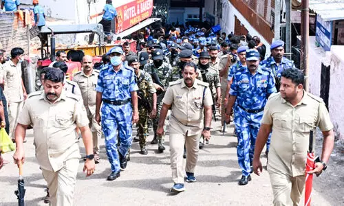 സന്നിധാനത്ത് റൂട്ട് മാർച്ചുമായി പൊലീസ്