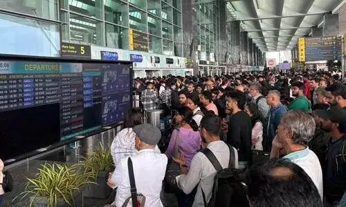 അഞ്ചാം ദിനം സർക്കാർ ഉണർന്നു; വിമാന ടിക്കറ്റ് കൊള്ളക്ക് മൂക്കുകയർ; 500 കി.മീ വരെ 7500 രൂപ; ഫെയർ ക്യാപ് ലംഘിച്ചാൽ നടപടി അഞ്ചാം ദിനം സർക്കാർ ഉണർന്നു; വിമാന ടിക്കറ്റ് കൊള്ളക്ക് മൂക്കുകയർ; 500 കി.മീ വരെ 7500 രൂപ; ഫെയർ ക്യാപ് ലംഘിച്ചാൽ നടപടി