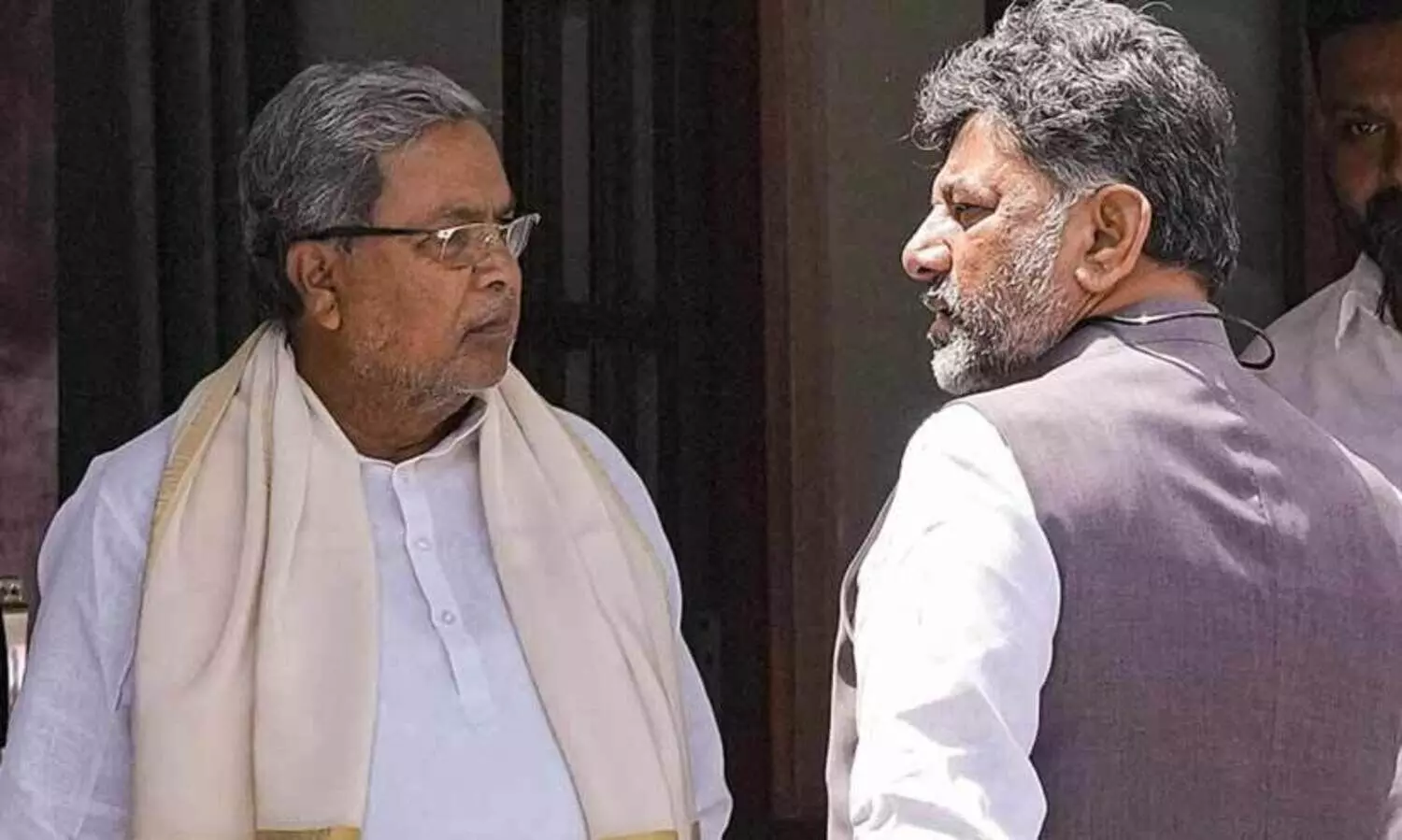 ഡി.കെ ശിവകുമാർ- സിദ്ധരാമയ്യ തർക്കത്തിൽ ​ഇടപെട്ട് സോണിയ ഗാന്ധി; ഡൽഹിയിൽ ചർച്ച, തുടരുമെന്ന് നേതൃത്വം