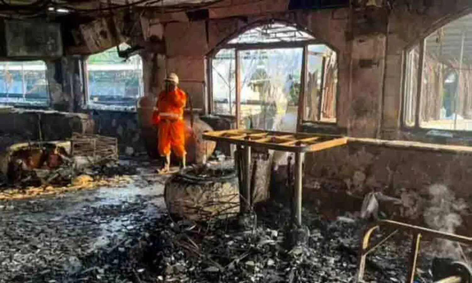 ജീവനും കൊണ്ടോടിയത് താഴത്തെ നിലയിലെ അടുക്കളയിലേക്ക്, നിമിഷനേരം കൊണ്ട് തീ വിഴുങ്ങി;  ഗോവ നിശാക്ലബിലെ തീപിടിത്തം അനാസ്ഥയുടെ ഫലം, വ്യാപ്തി കൂട്ടിയത് ഇടുങ്ങിയ വാതിലുകളും പനയോലകളും..!