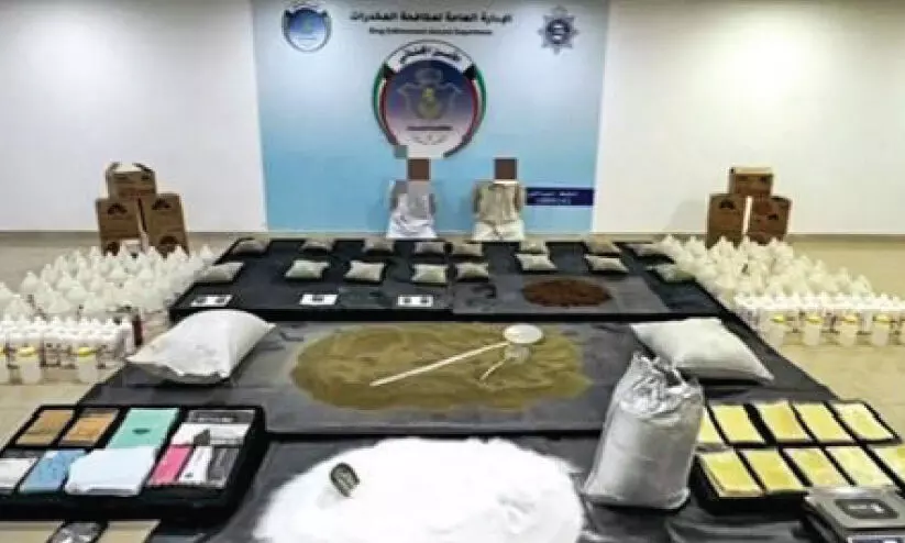 മരുഭൂമിയിൽ രഹസ്യ മയക്കുമരുന്ന് നിർമാണ കേന്ദ്രം; പ്രതികൾ പിടിയിൽ മരുഭൂമിയിൽ രഹസ്യ മയക്കുമരുന്ന് നിർമാണ കേന്ദ്രം; പ്രതികൾ പിടിയിൽ