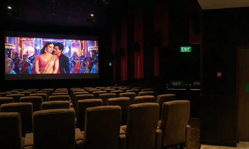 സിനിമകളുടെ സാമ്രാജ്യം സ്വന്തമാക്കി നെറ്റ്ഫ്ലിക്സ്; തിയറ്ററുകൾ കാലിയാകും സിനിമകളുടെ സാമ്രാജ്യം സ്വന്തമാക്കി നെറ്റ്ഫ്ലിക്സ്; തിയറ്ററുകൾ കാലിയാകും