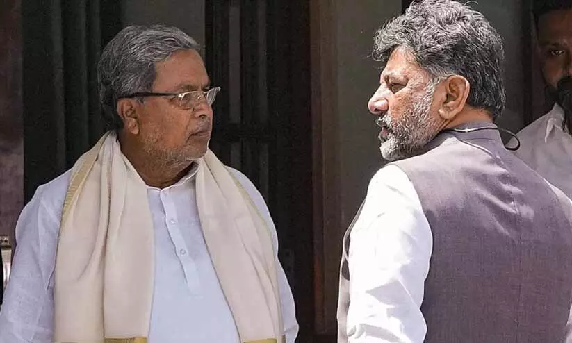 ഡി.കെ ശിവകുമാർ- സിദ്ധരാമയ്യ തർക്കത്തിൽ ഇടപെട്ട് സോണിയ ഗാന്ധി; ഡൽഹിയിൽ ചർച്ച, തുടരുമെന്ന് നേതൃത്വം ഡി.കെ ശിവകുമാർ- സിദ്ധരാമയ്യ തർക്കത്തിൽ ഇടപെട്ട് സോണിയ ഗാന്ധി; ഡൽഹിയിൽ ചർച്ച, തുടരുമെന്ന് നേതൃത്വം