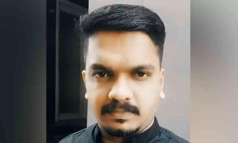 വടകര സ്വദേശിയായ റസ്റ്ററന്റ് ജീവനക്കാരൻ ഒമാനിൽ കുഴഞ്ഞുവീണ് മരിച്ചു വടകര സ്വദേശിയായ റസ്റ്ററന്റ് ജീവനക്കാരൻ ഒമാനിൽ കുഴഞ്ഞുവീണ് മരിച്ചു