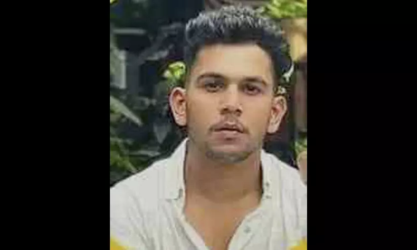 പണം നല്കാന് വിസമ്മതിച്ചതിന് പിതാവിനെ കുത്തിപ്പരിക്കേല്പിച്ച യുവാവ് തൂങ്ങിമരിച്ചു പണം നല്കാന് വിസമ്മതിച്ചതിന് പിതാവിനെ കുത്തിപ്പരിക്കേല്പിച്ച യുവാവ് തൂങ്ങിമരിച്ചു