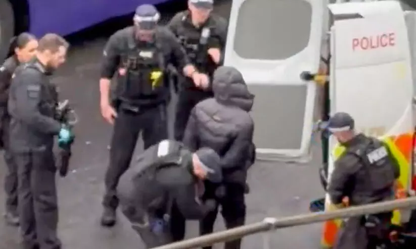 വിമാനത്താവളത്തിൽ യാത്രക്കാർക്ക് നേരെ പെപ്പർ സ്പ്രേ ആക്രമണം: ഒരാൾ അറസ്റ്റിൽ വിമാനത്താവളത്തിൽ യാത്രക്കാർക്ക് നേരെ പെപ്പർ സ്പ്രേ ആക്രമണം: ഒരാൾ അറസ്റ്റിൽ