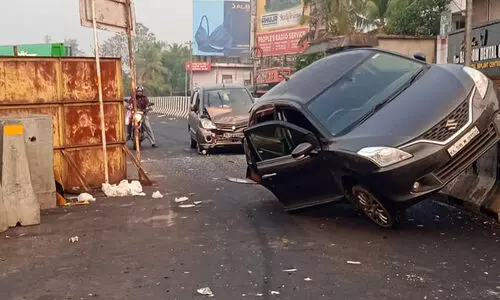 ദേശീയപാത 66ൽ മുഴപ്പിലങ്ങാടുണ്ടായ വാഹനാപകടത്തിൽ രണ്ട് പേർക്ക് പരിക്ക് ദേശീയപാത 66ൽ മുഴപ്പിലങ്ങാടുണ്ടായ വാഹനാപകടത്തിൽ രണ്ട് പേർക്ക് പരിക്ക്