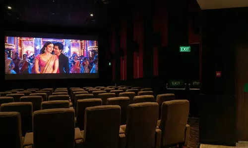 സിനിമകളുടെ സാമ്രാജ്യം സ്വന്തമാക്കി നെറ്റ്ഫ്ലിക്സ്; തിയറ്ററുകൾ കാലിയാകും