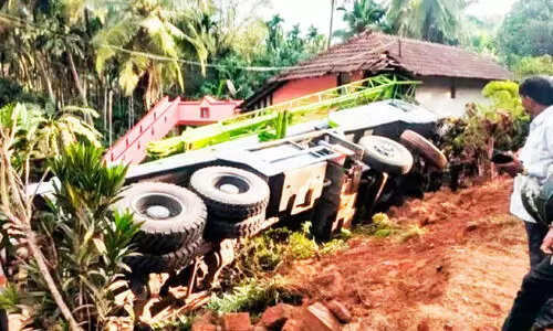 കൂറ്റൻ ക്രെയിൻ മറിഞ്ഞ് വീടിന് മുകളിൽ വീണു