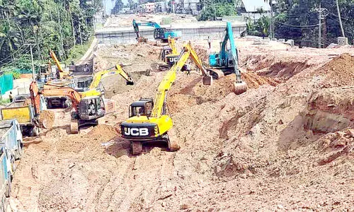 ദേശീയപാത അപകടം; തകർന്ന ഭാഗത്തെ മണ്ണ്​ നീക്കി തുടങ്ങി