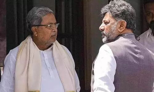 ഡി.കെ ശിവകുമാർ- സിദ്ധരാമയ്യ തർക്കത്തിൽ ​ഇടപെട്ട് സോണിയ ഗാന്ധി; ഡൽഹിയിൽ ചർച്ച, തുടരുമെന്ന് നേതൃത്വം