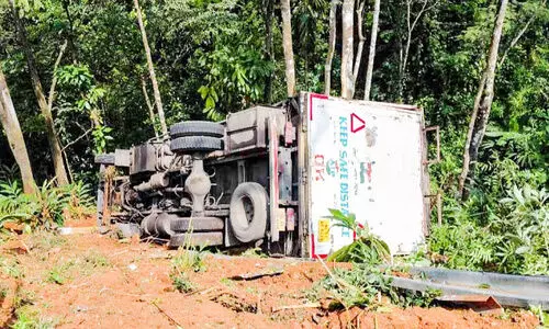 കണ്ടെയ്നർ ലോറി മറിഞ്ഞ് ഡ്രൈവർക്ക് പരിക്ക്