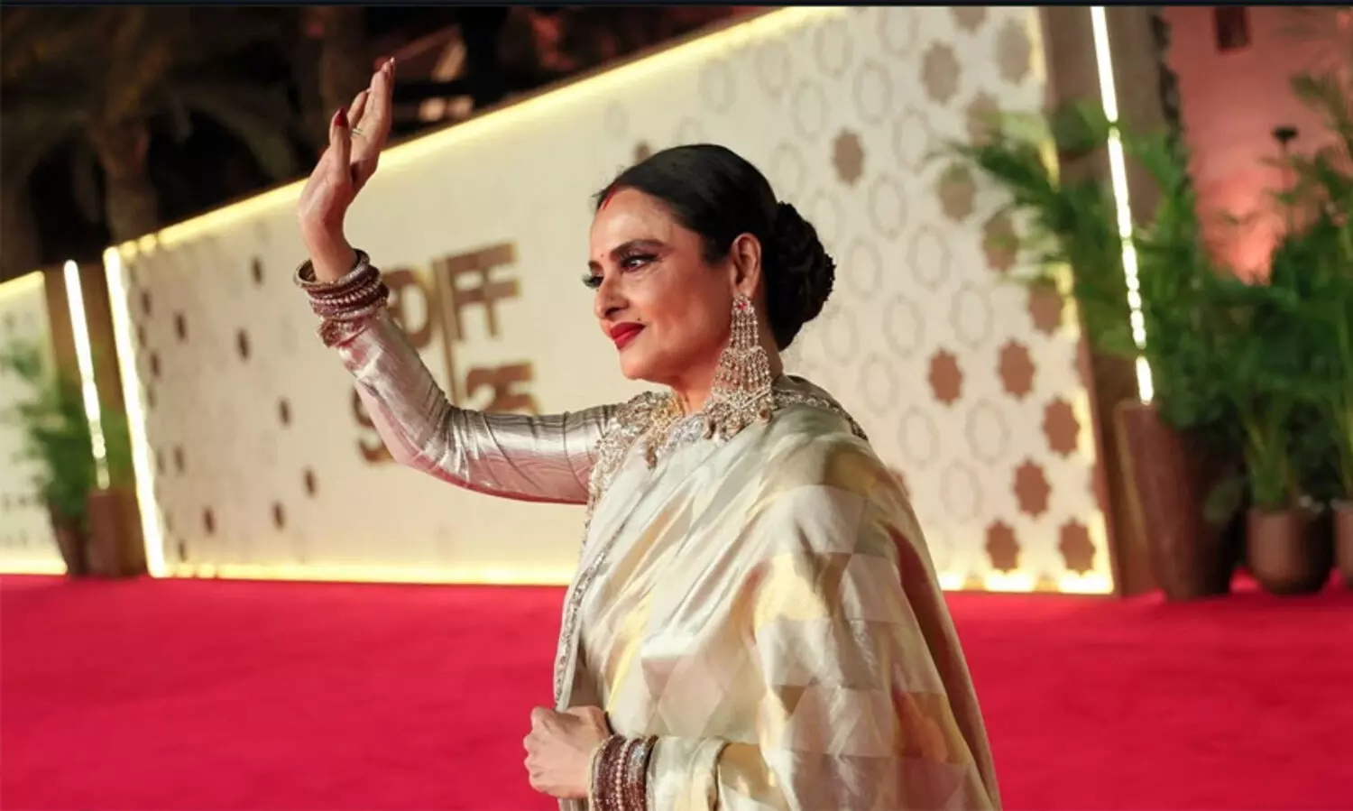 റെഡ് സീ ഇന്റർനാഷനൽ ഫിലിം ഫെസ്റ്റിവലിൽ ആദരവ് ഏറ്റുവാങ്ങി ബോളിവുഡ് നടി രേഖ