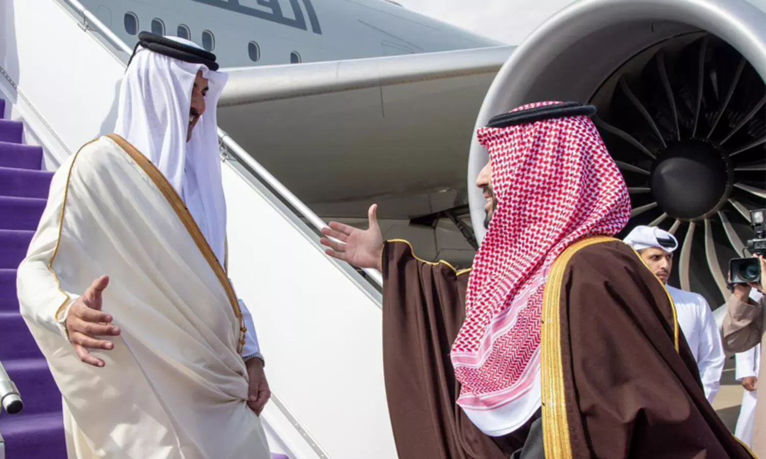 ഖത്തർ അമീർ റിയാദിലെത്തി, സൗദി കിരീടാവകാശി സ്വീകരിച്ചു