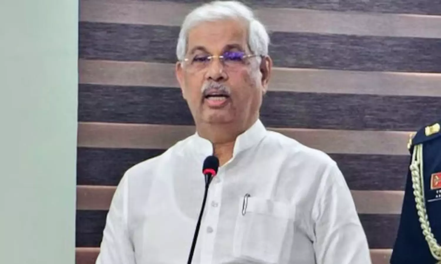 ജവഹർനഗർ സ്കൂളിൽ വോട്ടുചെയ്യാൻ ഗവർണർ ആർലേക്കർ