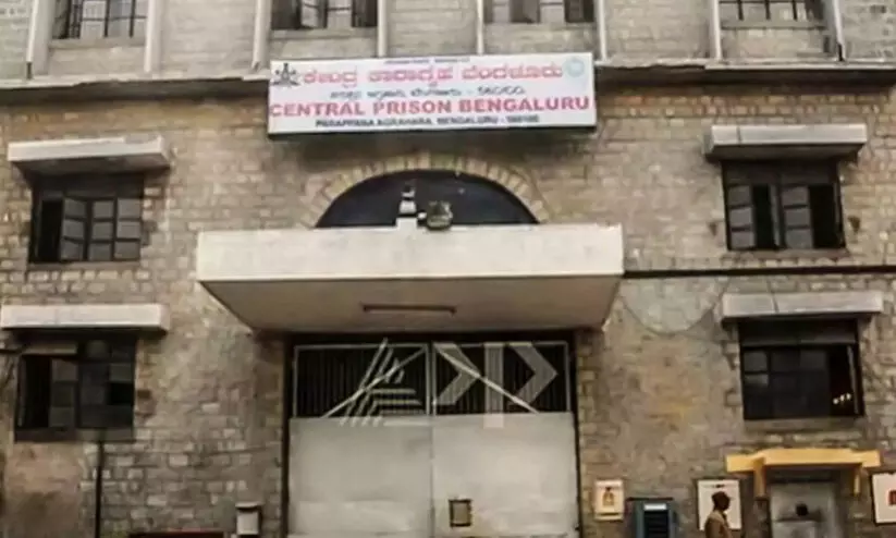 ബംഗളൂരു സെൻട്രൽ ജയിലിലേക്ക് മയക്കുമരുന്ന്: വാർഡൻ അറസ്റ്റിൽ ബംഗളൂരു സെൻട്രൽ ജയിലിലേക്ക് മയക്കുമരുന്ന്: വാർഡൻ അറസ്റ്റിൽ