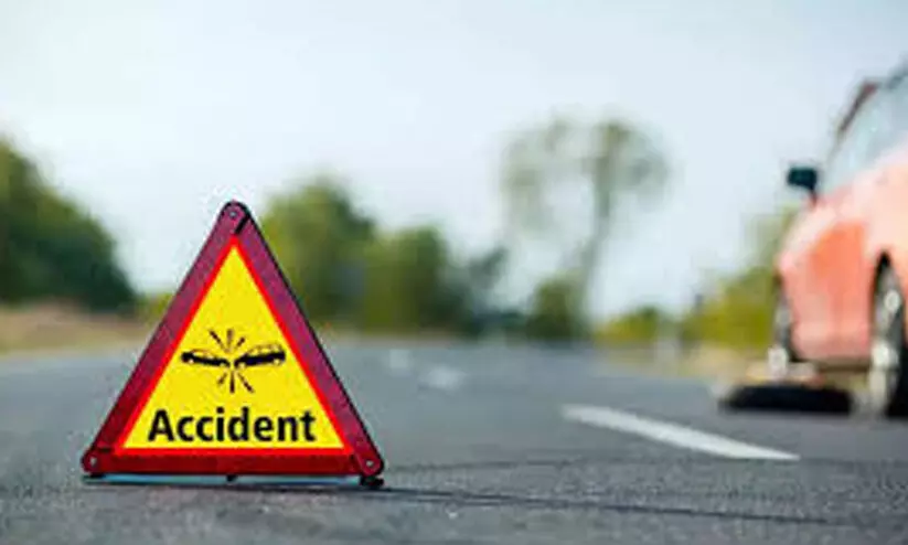 മാ​ണ്ഡ്യ​യി​ൽ കാ​ർ മ​റി​ഞ്ഞ് ര​ണ്ടു​പേ​ർ മ​രി​ച്ചു