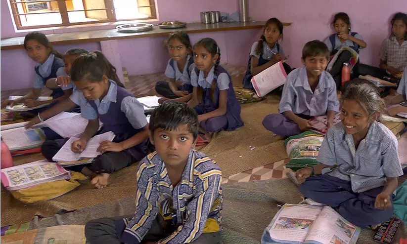 പഠനം നിലച്ച കുട്ടികൾ കൂടുതൽ ഗുജറാത്തിൽ; ആദ്യ മൂന്ന് സ്ഥാനത്ത് ബി.ജെ.പി ഭരിക്കുന്ന സംസ്ഥാനങ്ങൾ; കാരണം ദാരിദ്ര്യവും ബാലവേലയുമെന്ന് കേന്ദ്രം പഠനം നിലച്ച കുട്ടികൾ കൂടുതൽ ഗുജറാത്തിൽ; ആദ്യ മൂന്ന് സ്ഥാനത്ത് ബി.ജെ.പി ഭരിക്കുന്ന സംസ്ഥാനങ്ങൾ; കാരണം ദാരിദ്ര്യവും ബാലവേലയുമെന്ന് കേന്ദ്രം
