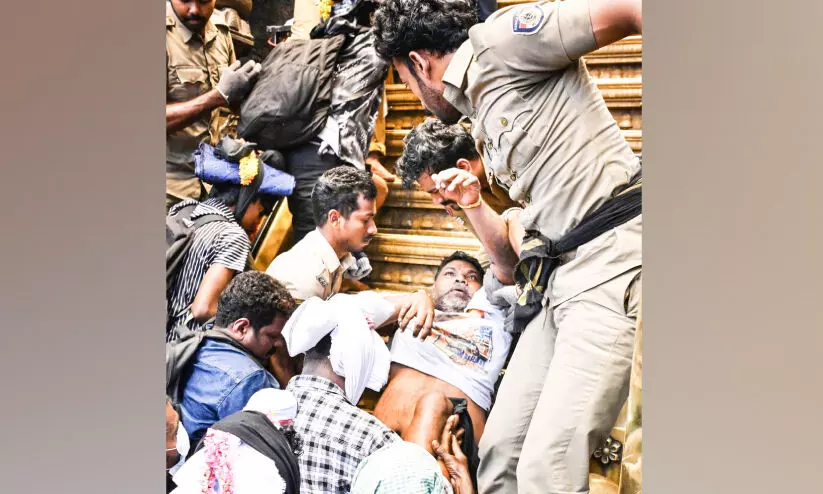 വിശ്വാസക്കരുത്തിൽ സജീവ് സ്വാമി 10ാം വർഷവും അയ്യനെ കണ്ടു വിശ്വാസക്കരുത്തിൽ സജീവ് സ്വാമി 10ാം വർഷവും അയ്യനെ കണ്ടു