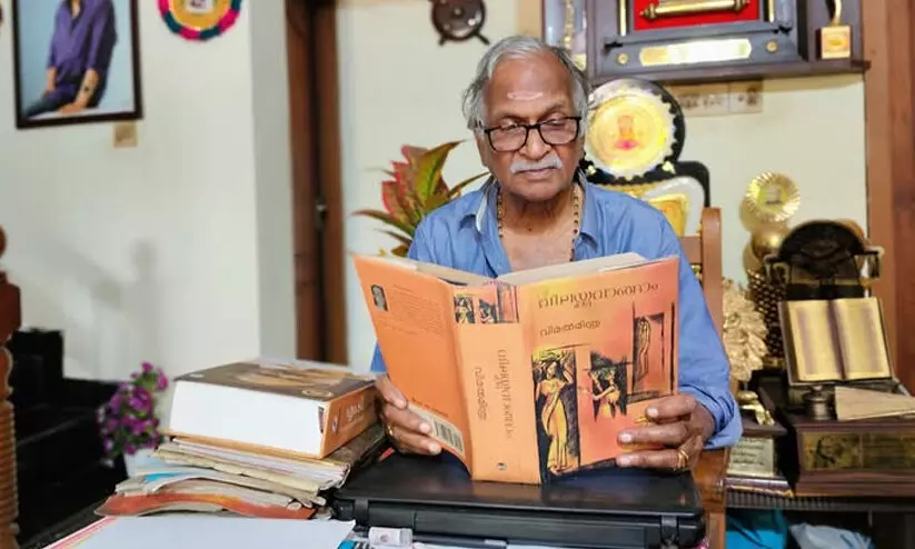 ഇന്ന് ഈ ഭൂമിയിൽ എന്താണ് വിലയ്ക്കു വാങ്ങാനാവാത്തത്; ദിലീപിനെ വെറുതെ വിട്ടതിന് പിന്നാലെ ശ്രീകുമാരൻ തമ്പിയുടെ പോസ്റ്റ്