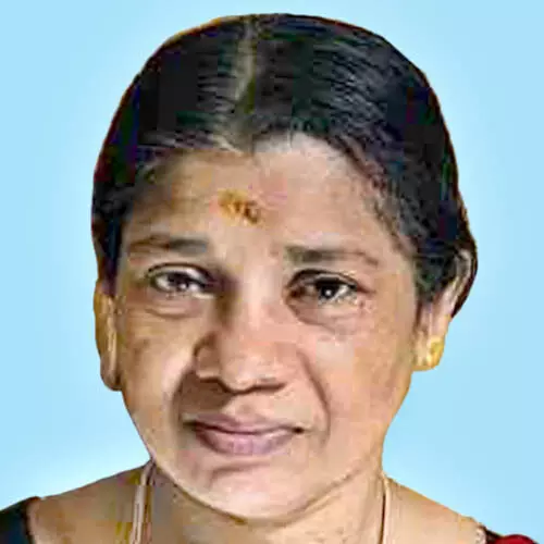 ലോറിയുമായി കൂട്ടിയിടിച്ച മണ്ണുമാന്തിയന്ത്രത്തിന്റെ കൈ ശരീരത്തിൽ പതിച്ച് വീട്ടമ്മ മരിച്ചു