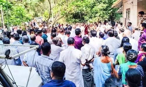 നാശം വിതയ്ക്കുന്ന കാട്ടാന; ഫോറസ്റ്റ്​ ഓഫിസിന്​ മുമ്പിൽ പ്രതിഷേധം ഇരമ്പി