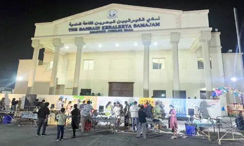 പു​സ്ത​ക​മേ​ള​യി​ൽ മാ​സ് പെ​യി​ന്റി​ങ് ഒ​രു​ക്കി ചി​ത്ര​ക​ലാ ക്ല​ബ്