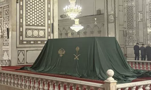 ഒടുവിൽ ആ പെട്ടി തുറന്നു, അതൊരു കഷ്ണം  കിസ്​വയായിരുന്നു