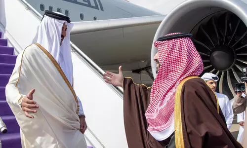 ഖത്തർ അമീർ റിയാദിലെത്തി, സൗദി കിരീടാവകാശി സ്വീകരിച്ചു