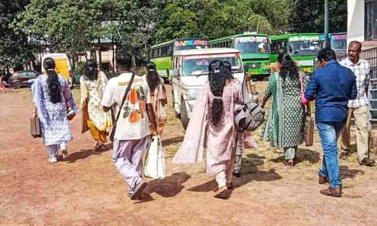 മെഴുകുതിരി മുതൽ വോട്ടുയന്ത്രം വരെ...ഒരുങ്ങി ഉദ്യോഗസ്ഥരും