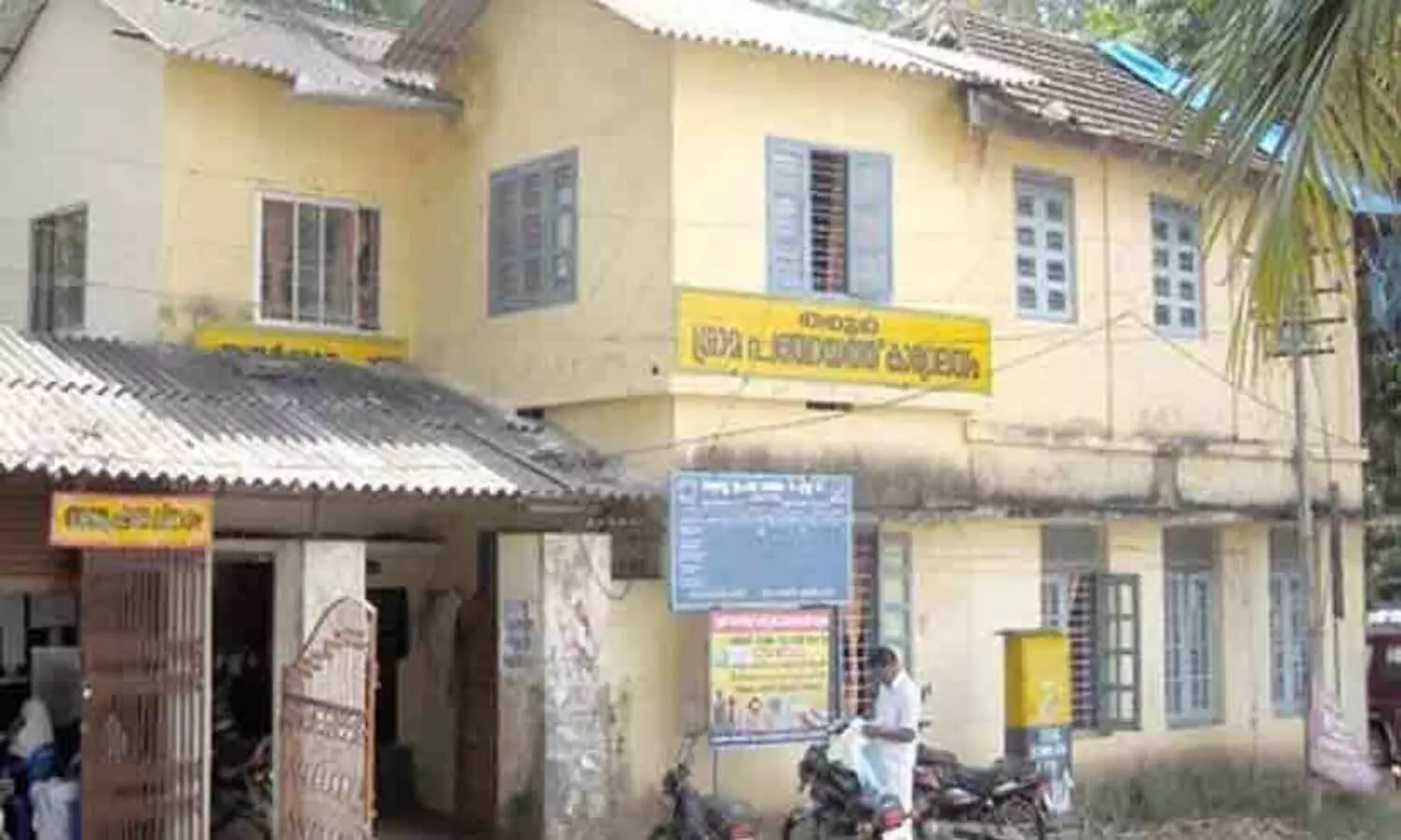 തരൂർ ആരെ പുണരും?