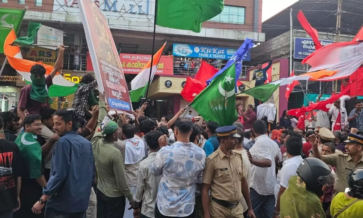 Clashes during finals in Pazhayaangadi; Grade SI and candidate injured