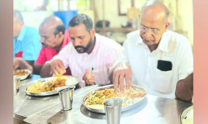 പ്രചാരണത്തിനിടെ ‘ഒരുമിച്ചുണ്ട്’ സ്ഥാനാർഥികൾ പ്രചാരണത്തിനിടെ ‘ഒരുമിച്ചുണ്ട്’ സ്ഥാനാർഥികൾ