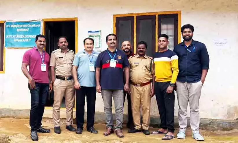 ഞങ്ങളിതാ എത്തി; കാൽ നടയായി ദുർഘടപാത താണ്ടി 56 പോളിങ്ങ് ഉദ്യോഗസ്ഥർ ഇടമലക്കുടിയിൽ ഞങ്ങളിതാ എത്തി; കാൽ നടയായി ദുർഘടപാത താണ്ടി 56 പോളിങ്ങ് ഉദ്യോഗസ്ഥർ ഇടമലക്കുടിയിൽ