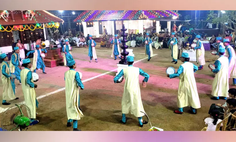 മുത്തപ്പന്റെ പാട്ടിന് ചുവടുവെച്ച് ദഫ് കലാകാരന്മാർ